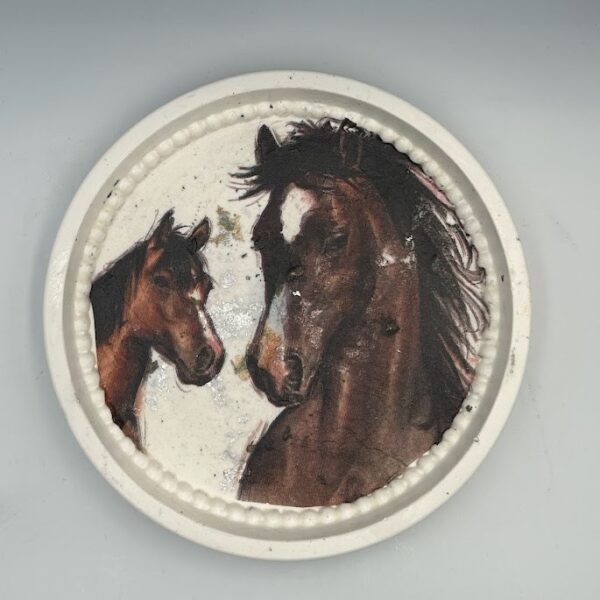 Διακοσμητική Πιατέλα "Wild Horses" – Χειροποίητη από Jesmonite