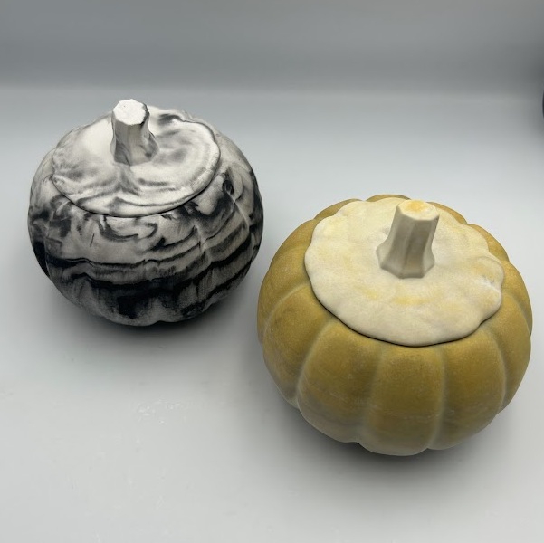 Αρωματικό Κερί "Golden Pumpkin" – Χειροποίητο Κερί Σόγιας σε Δοχείο Jesmonite - Image 2