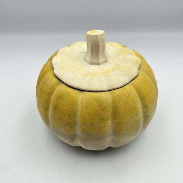 Αρωματικό Κερί "Golden Pumpkin" – Χειροποίητο Κερί Σόγιας σε Δοχείο Jesmonite