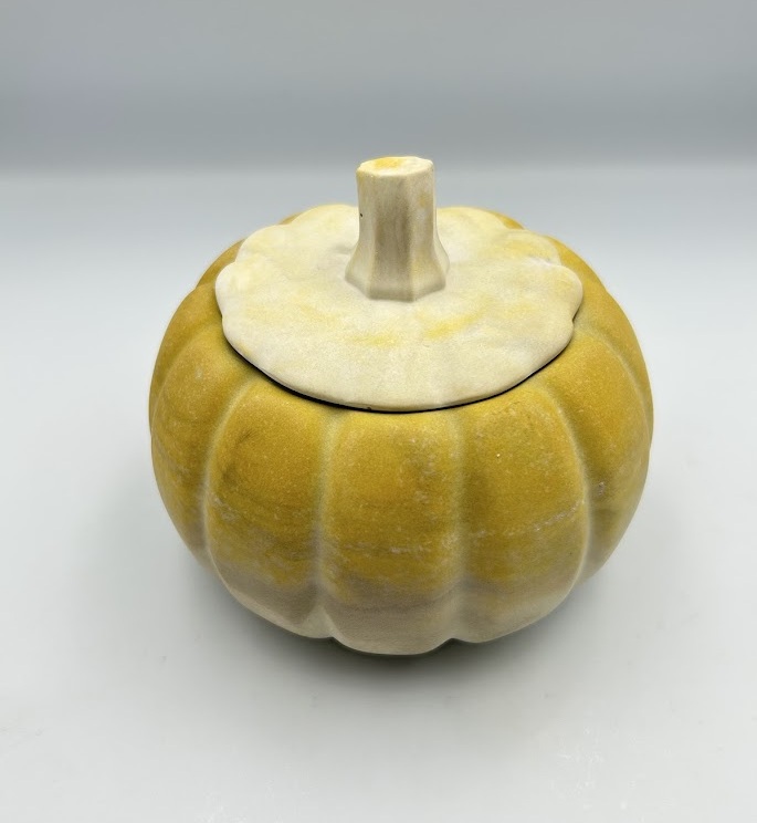 Αρωματικό Κερί "Golden Pumpkin" – Χειροποίητο Κερί Σόγιας σε Δοχείο Jesmonite